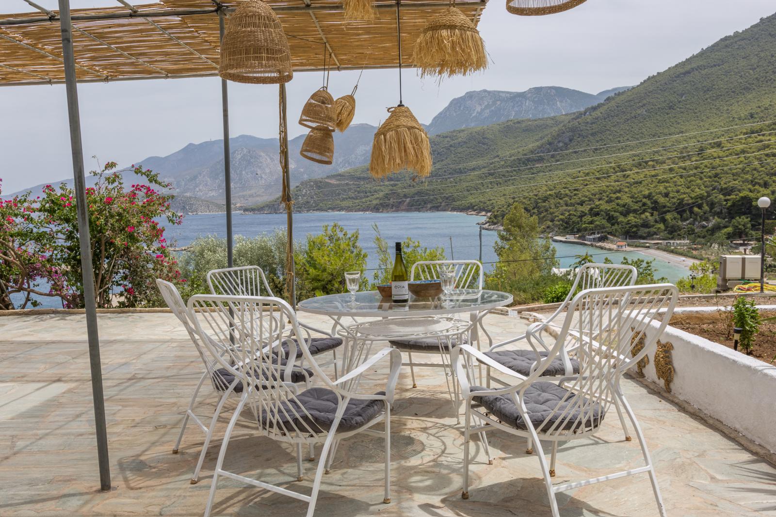 Leżaki i stół na tarasie – Strava Park, domek letniskowy w Grecji nad morzem