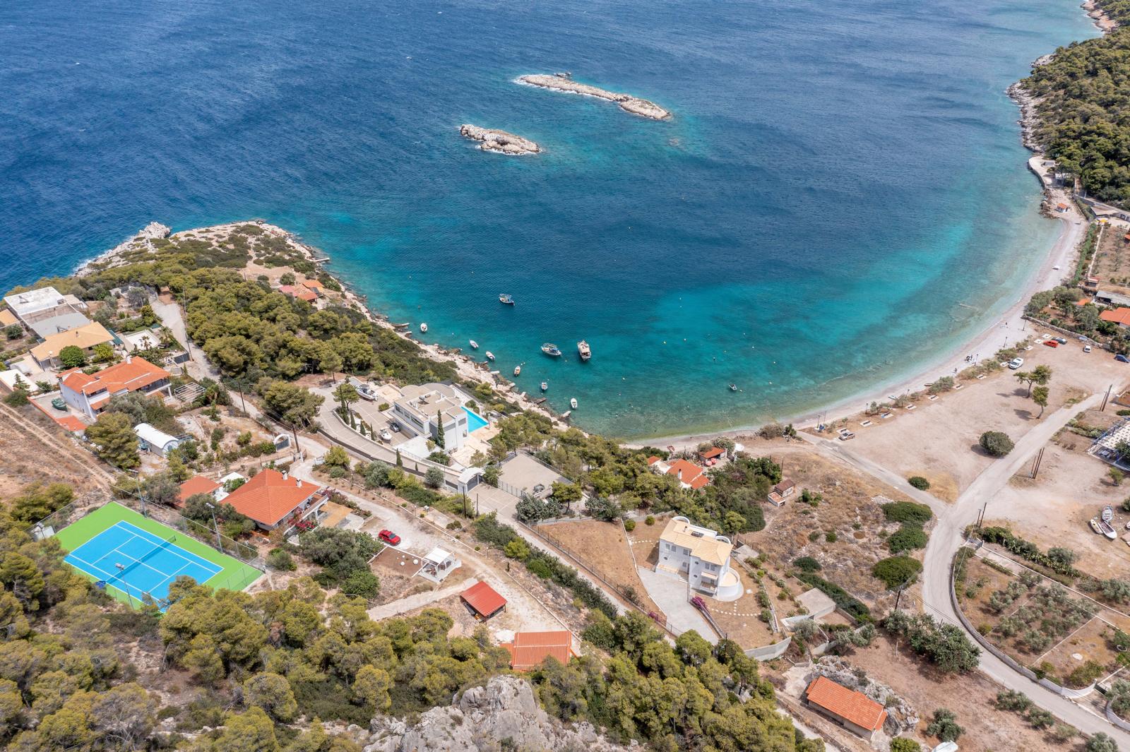 Widok lotniczy na zatokę i morze – Strava Park, wakacje w Grecji