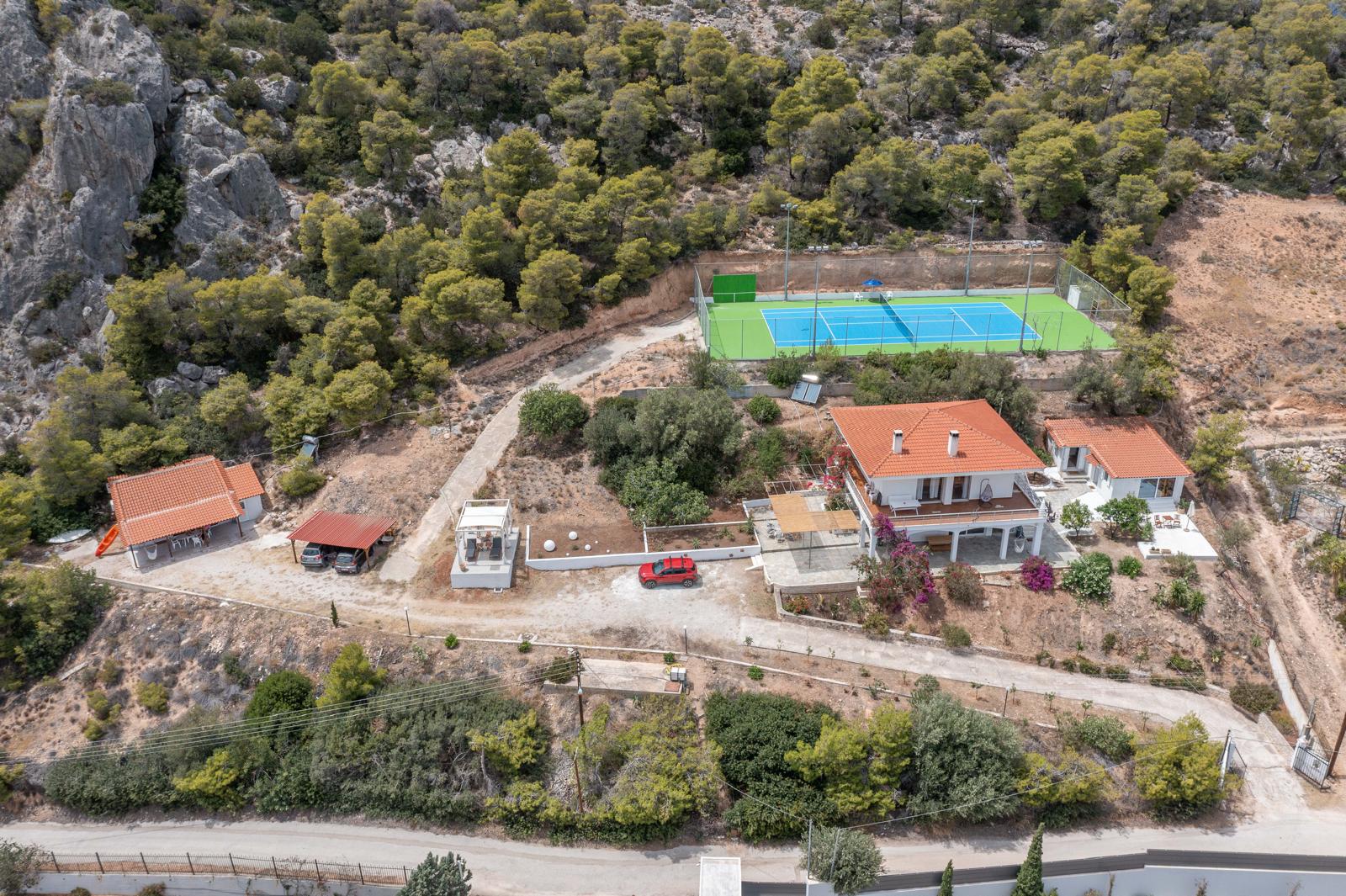 Widok na wille Strava Park otoczone zielenią, Peloponez Grecja