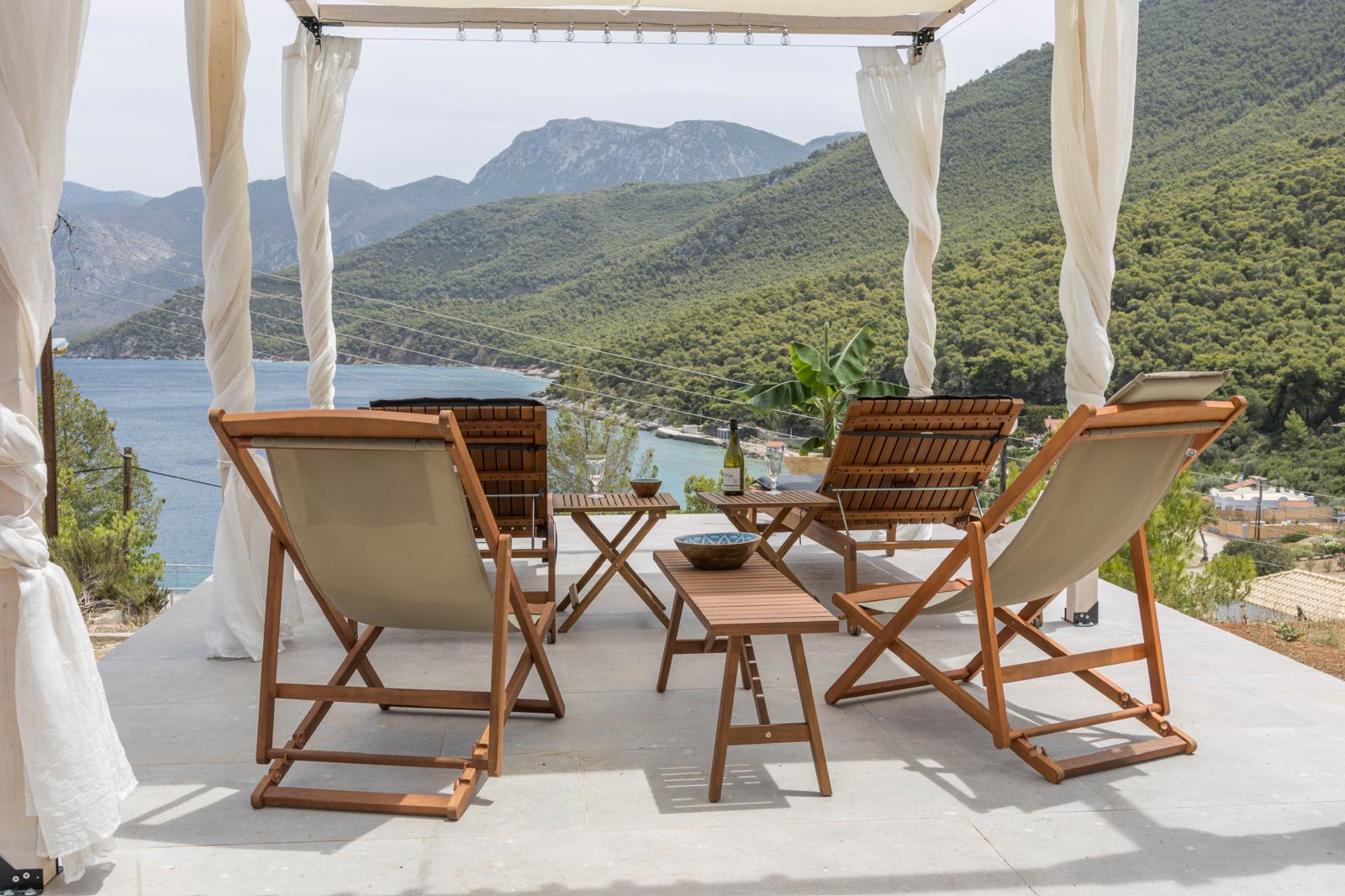 Taras z widokiem na góry i morze – Strava Park, domki letniskowe w Grecji