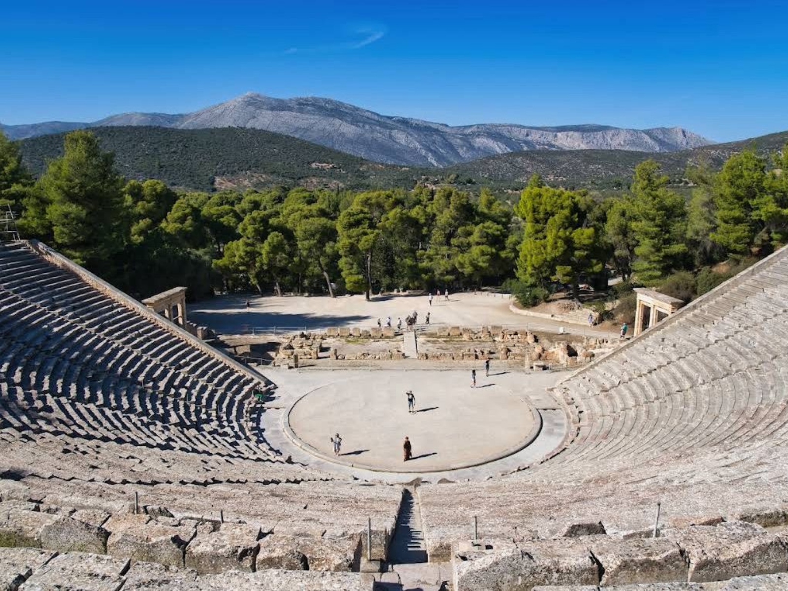 Teatr w Epidauros – najlepiej zachowany teatr starożytnej Grecji, słynący z akustyki