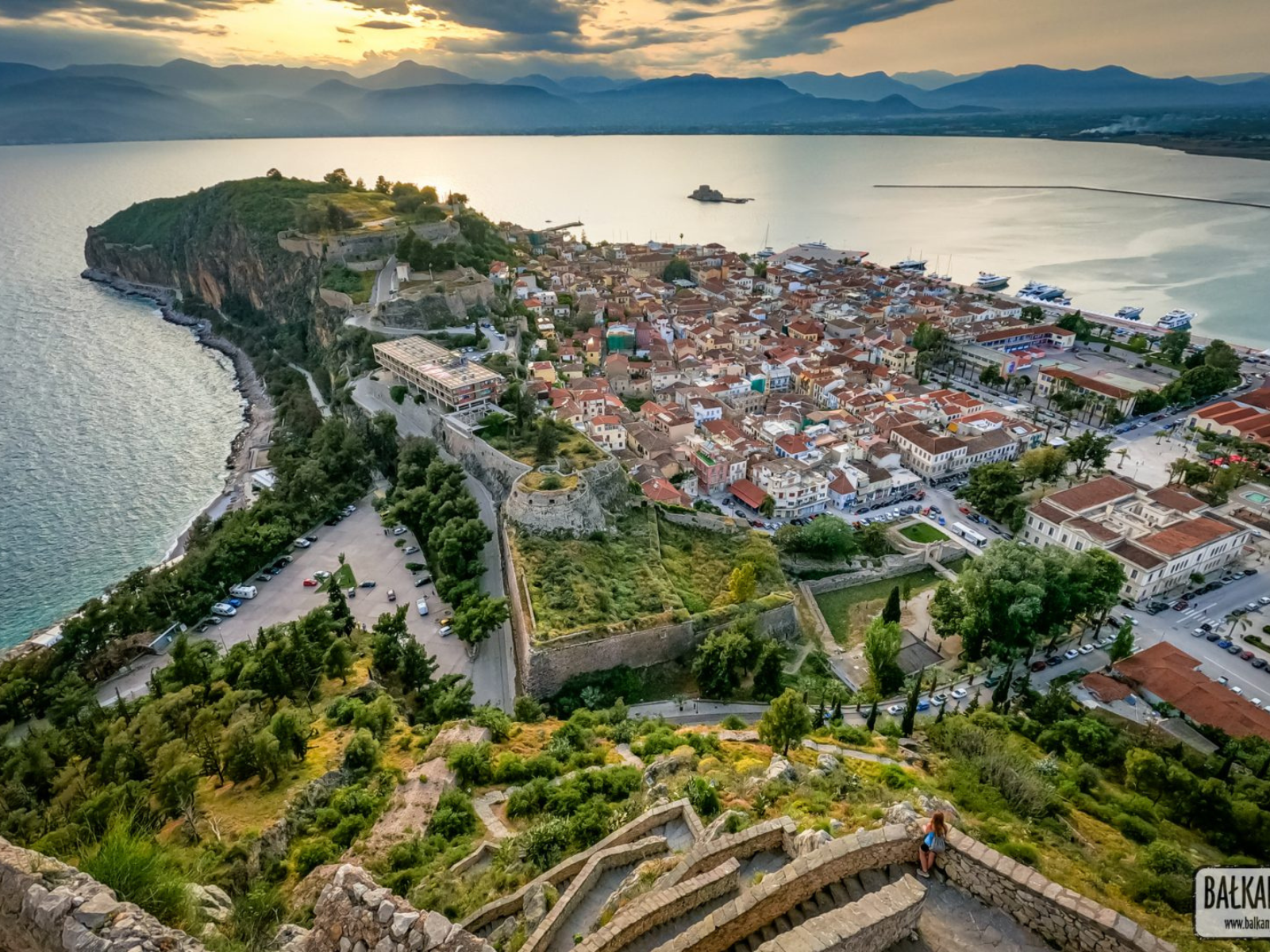 Nauplion – malownicze miasteczko nad morzem, popularna atrakcja turystyczna Grecji