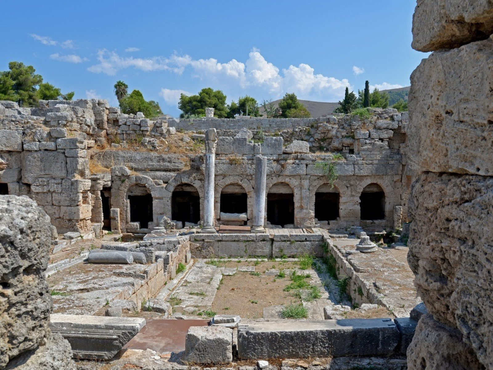 Starożytny Korynt – ruiny starożytnego miasta Grecji z teatrem i świątyniami