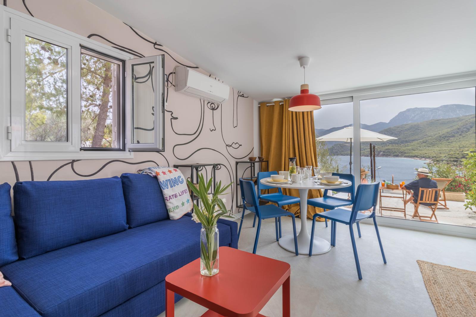 Salon Willi pod Pomarańczą – przestronny salon z niebieską sofą