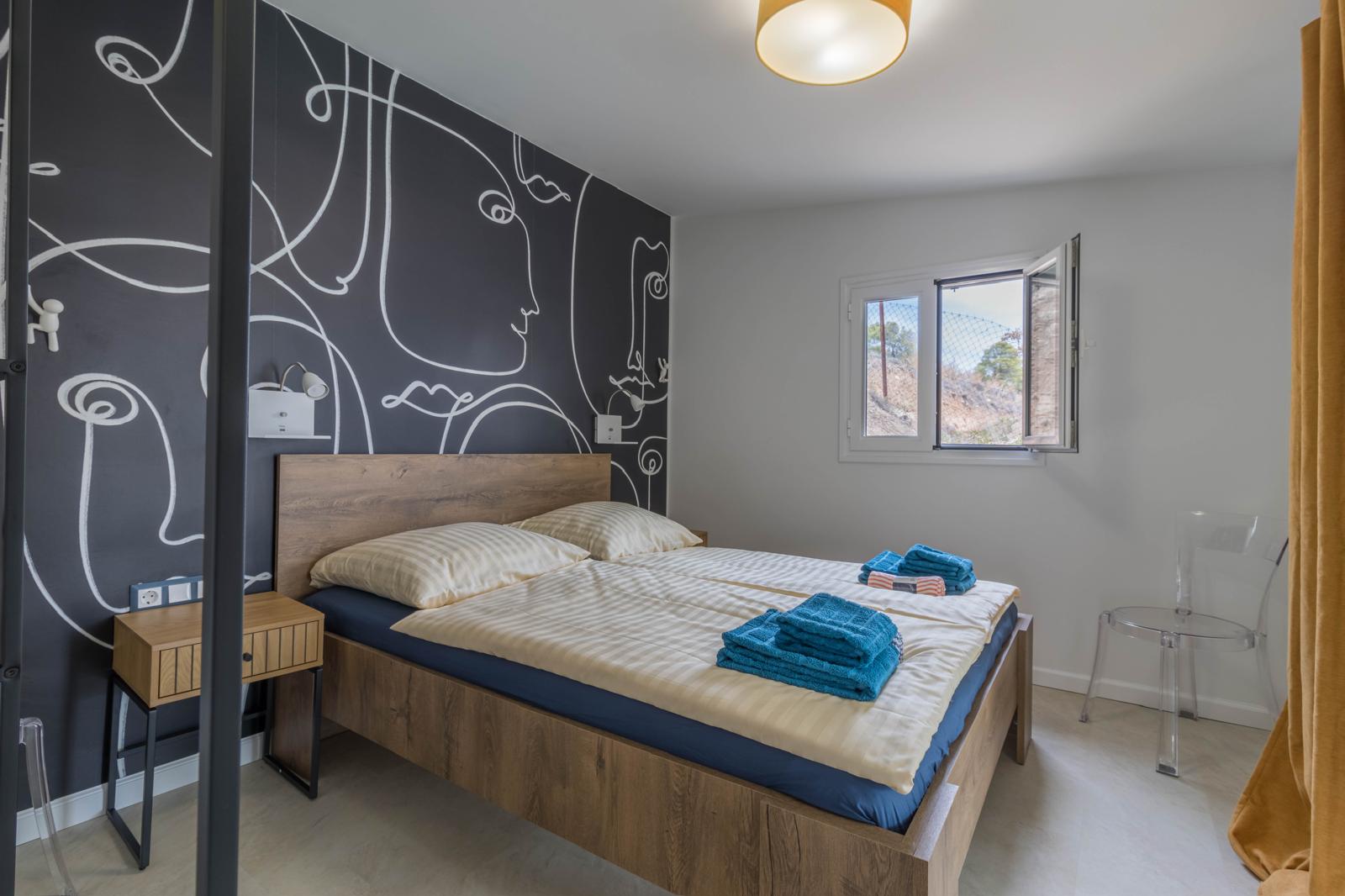 Sypialnia w Willi pod Pomarańczą – podwójne łóżko i jasne wnętrze