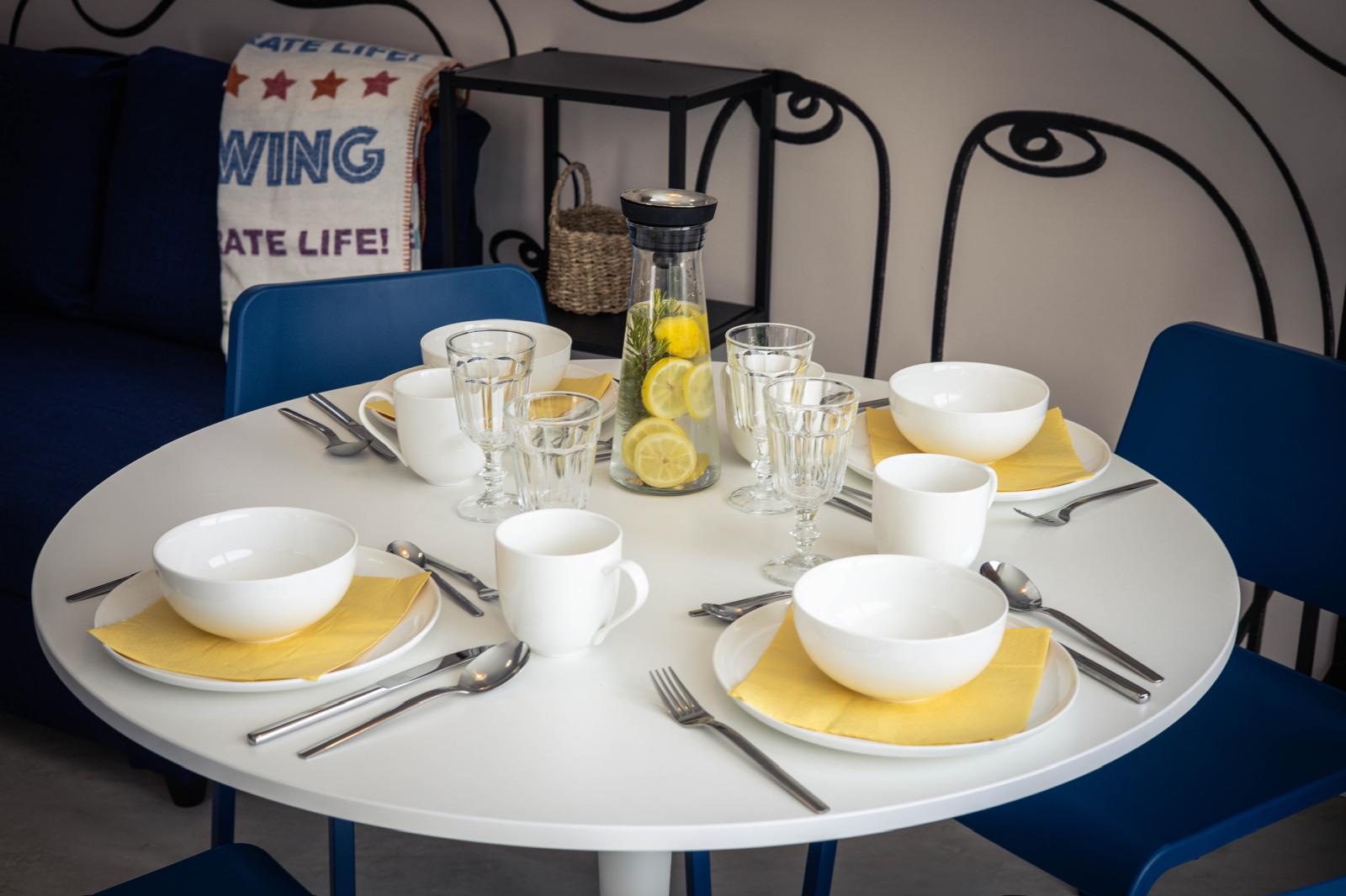 Jadalnia w Willi pod Pomarańczą – okrągły stół z zastawą stołową