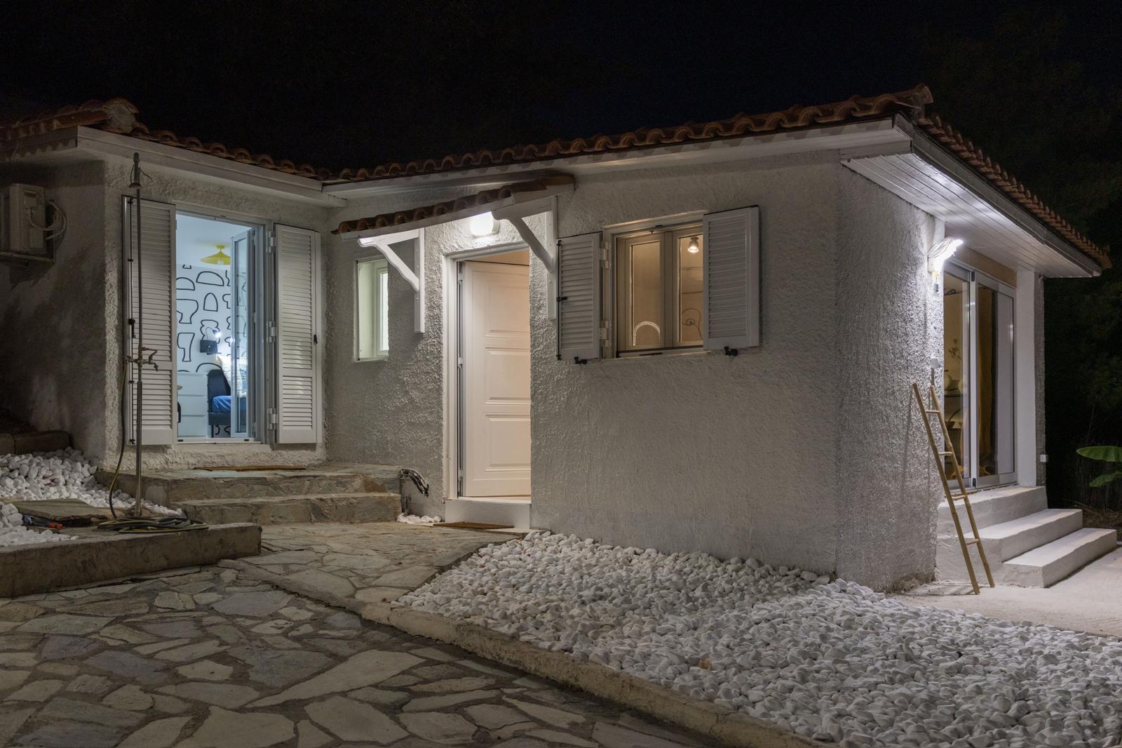 Willa pod Pomarańczą nocą – oświetlony domek letniskowy Strava Park