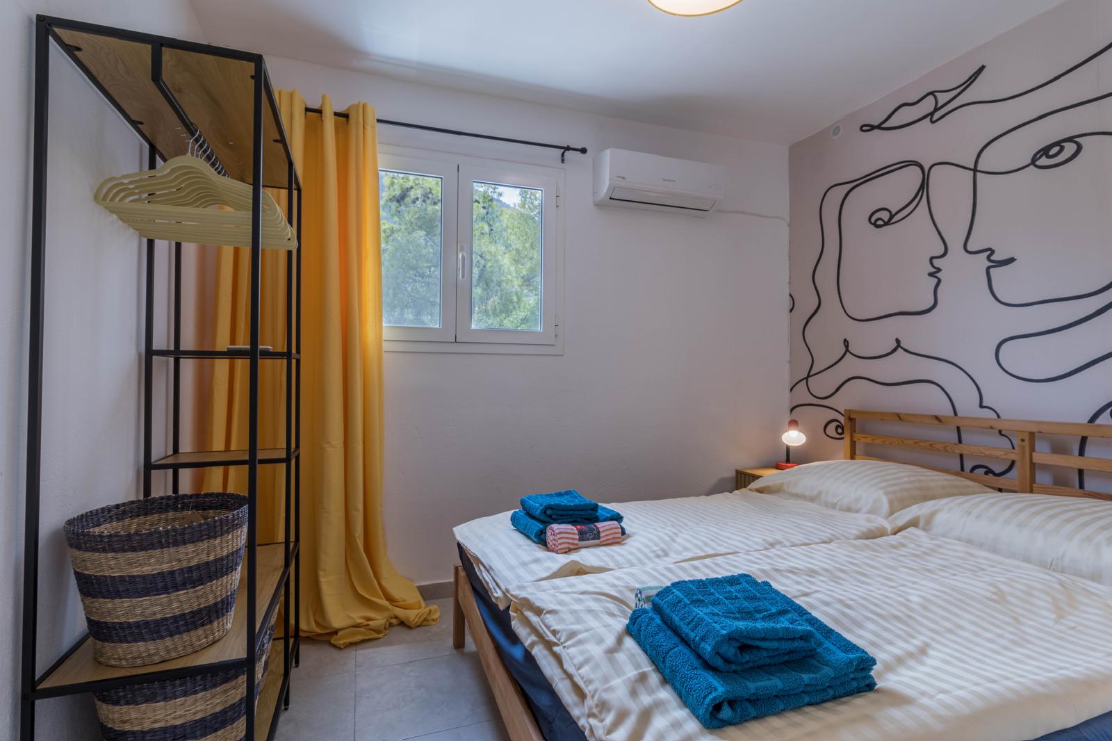 Sypialnia w Willi pod Pinią – podwójne łóżko i okno z widokiem