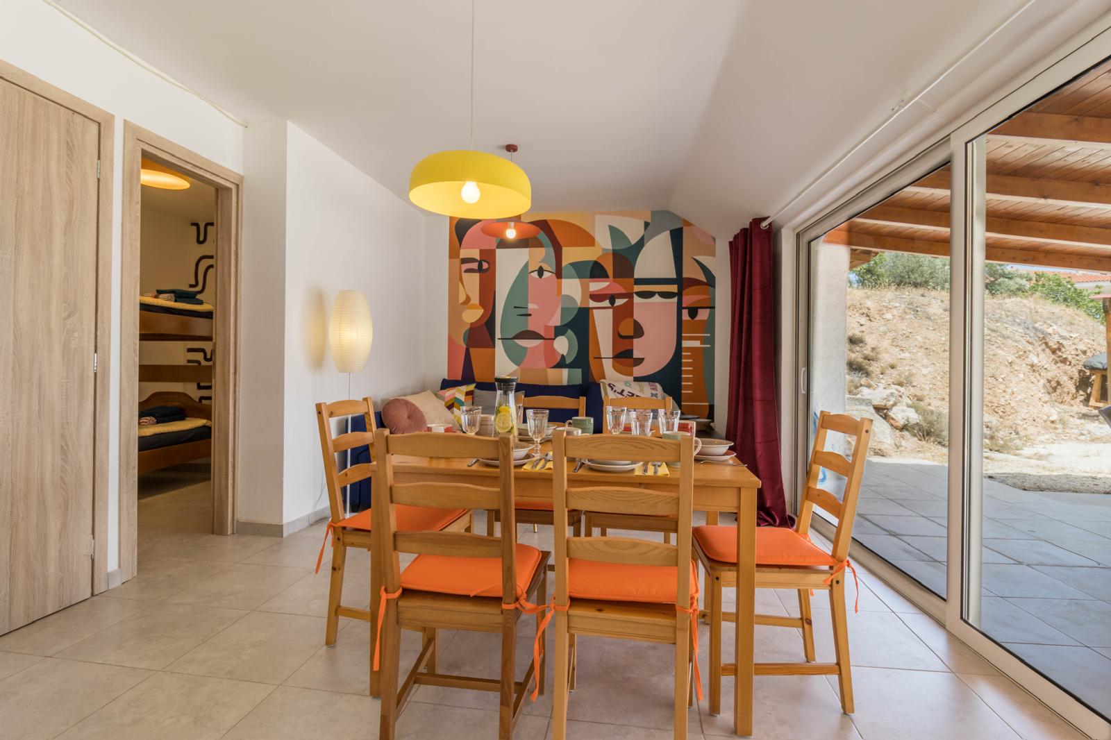 Jadalnia w Willi pod Pinią – nowoczesne wnętrze z drewnianym stołem