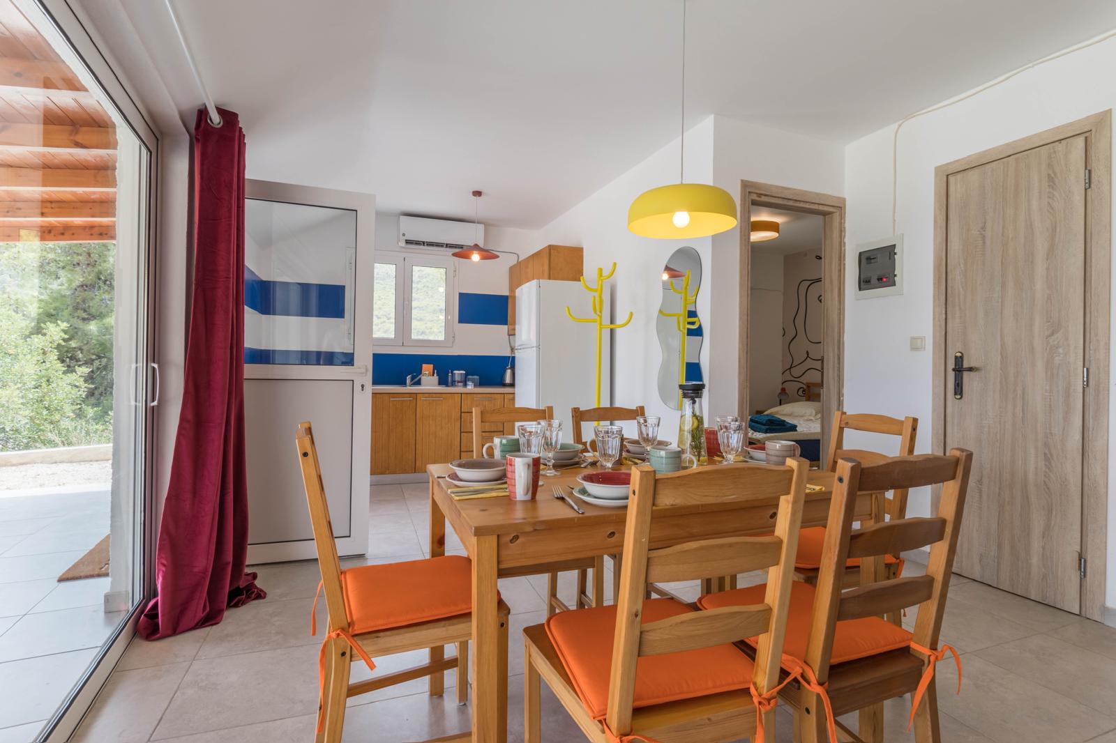 Salon Willi pod Pinią – jadalnia i przestronny układ wnętrza