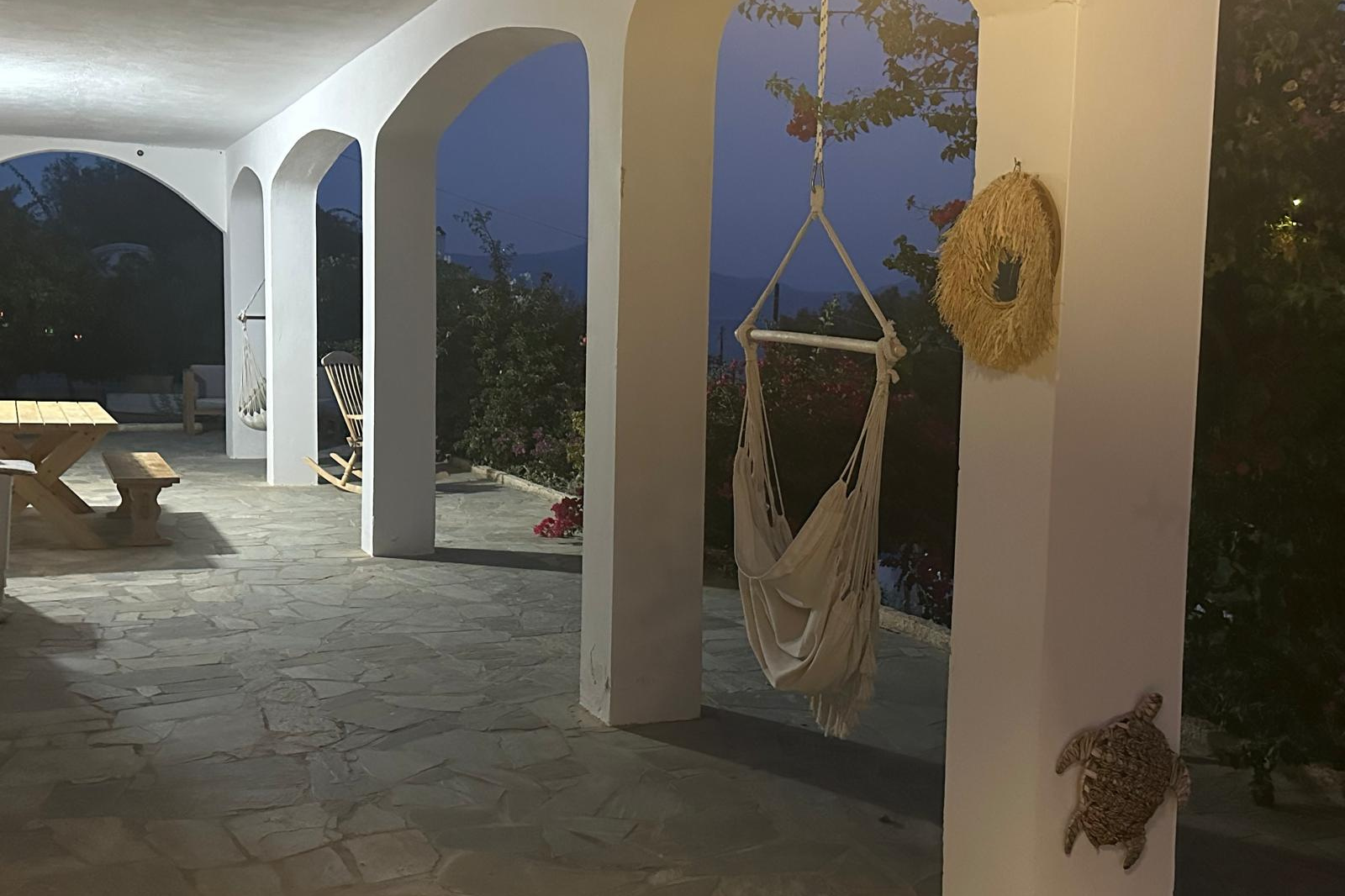 Taras i wejście do Willi pod Figą – przestronne podcienia