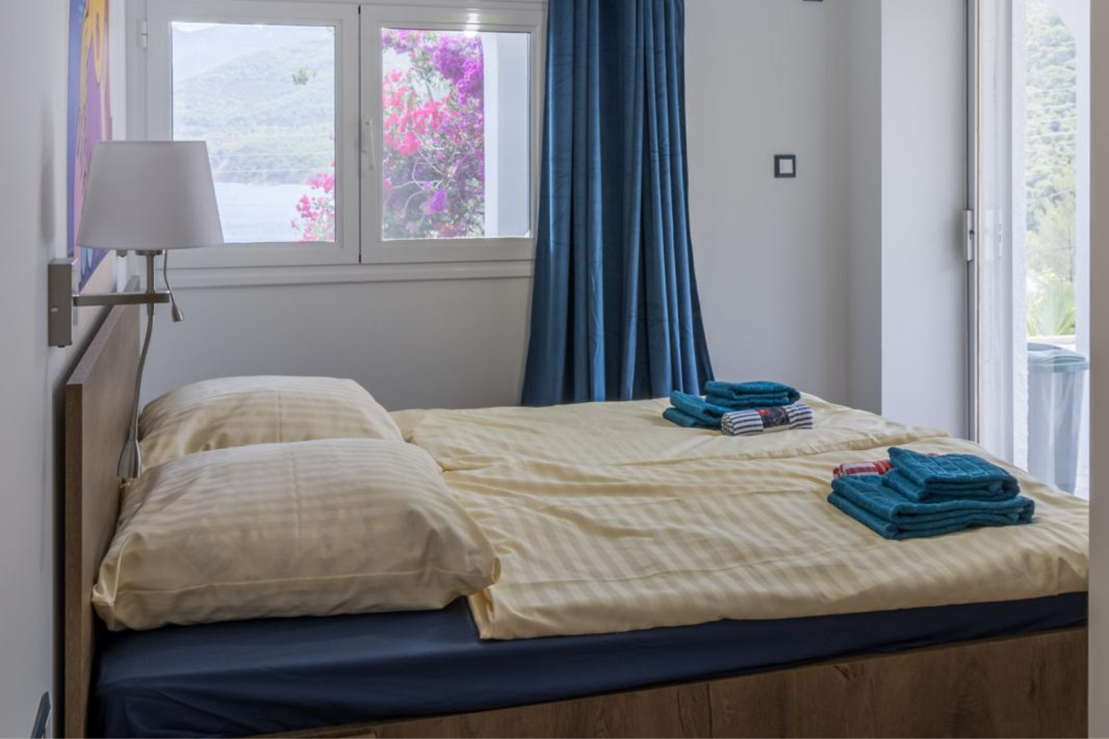 Sypialnia w Willi pod Figą – podwójne łóżko i jasne wnętrze