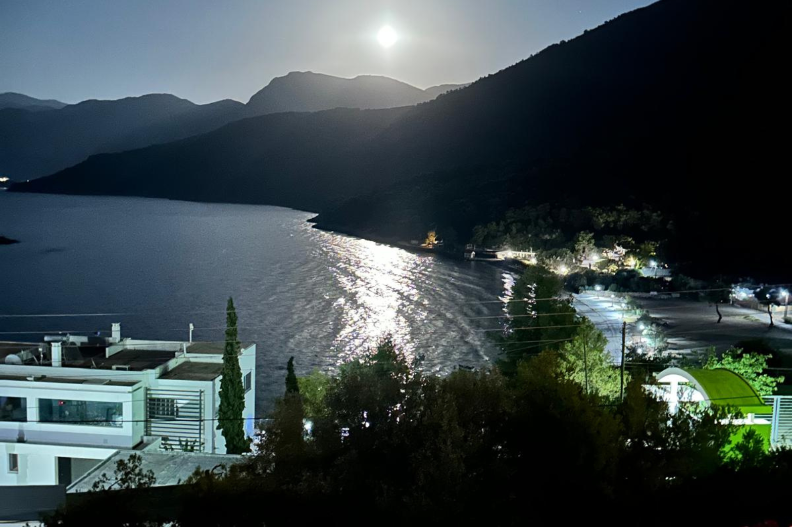 Widok z Willi pod Pinią – panorama gór i zatoki nocą