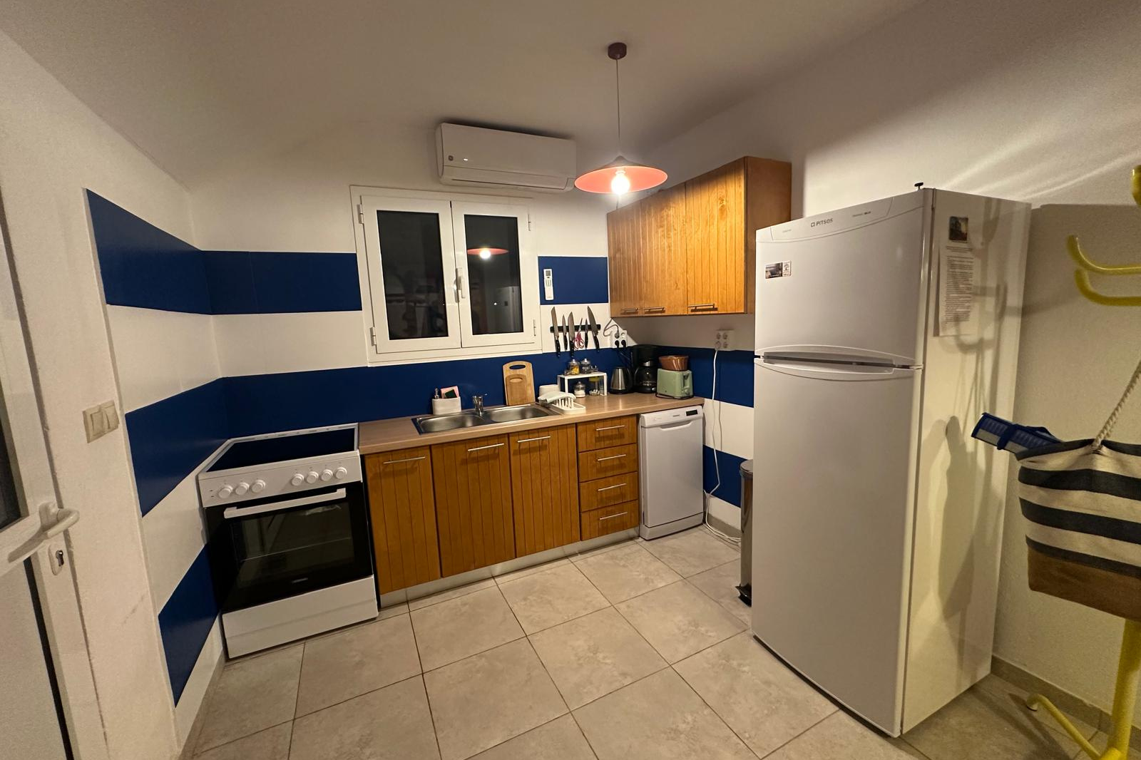 Kuchnia w Willi pod Pinią – w pełni wyposażone wnętrze z lodówką