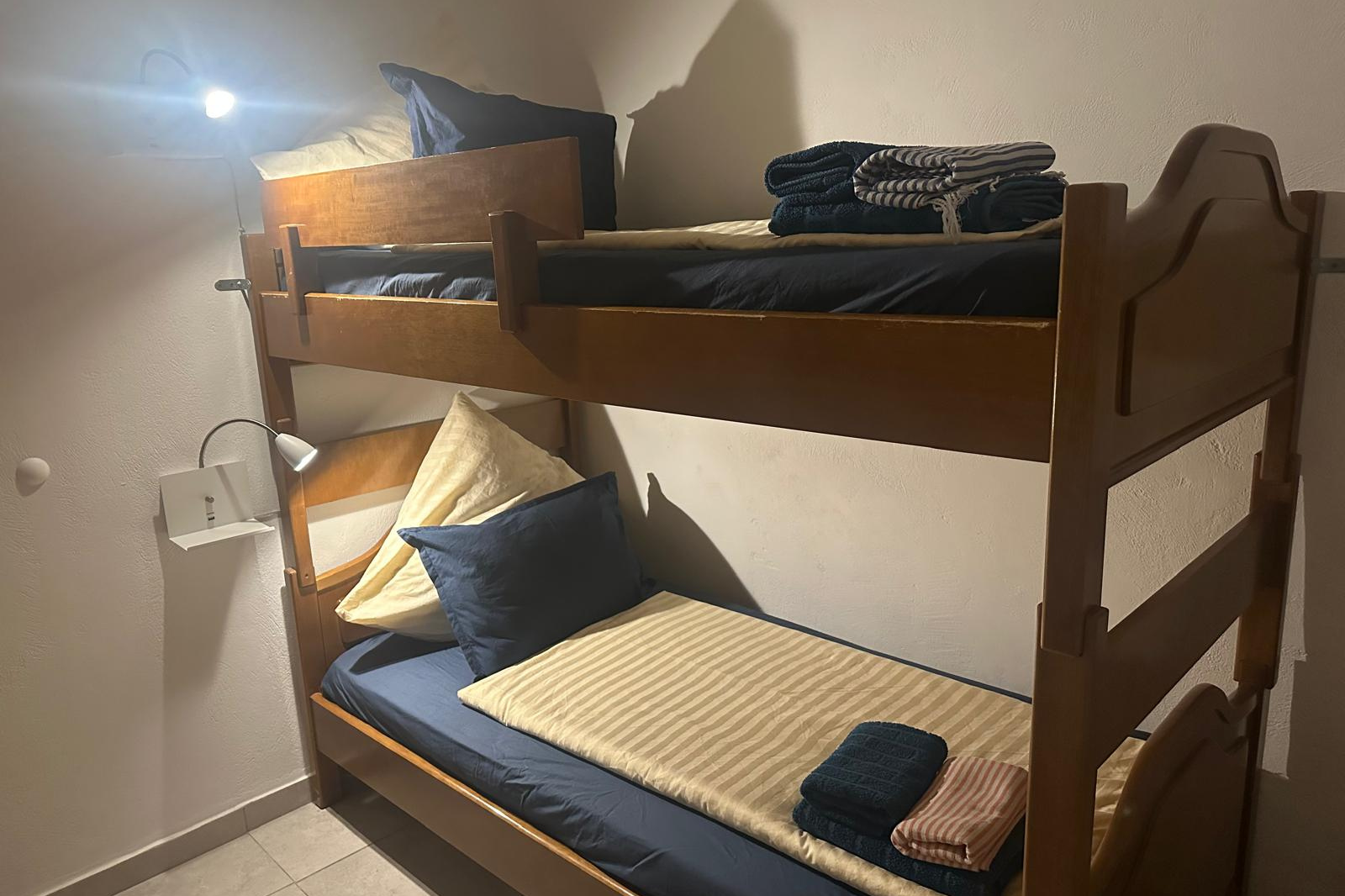 Pokój w Willi pod Pinią – dwa łóżka piętrowe, wygodne wnętrze dla gości