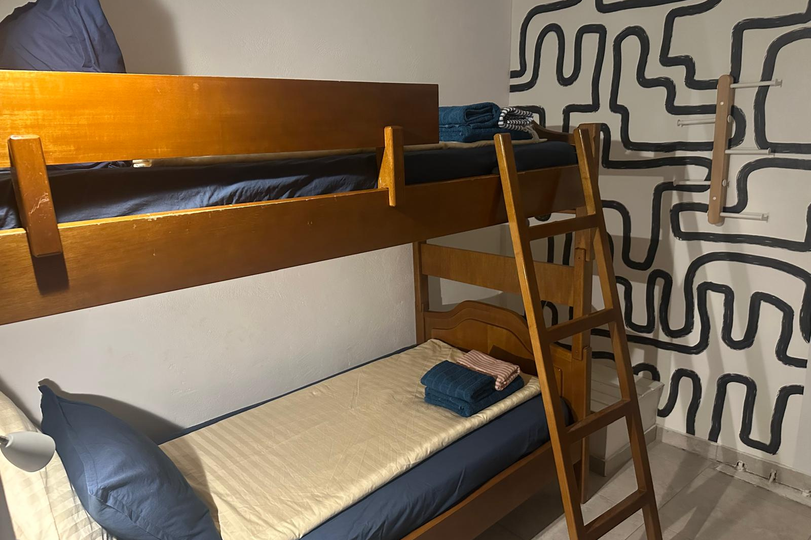 Pokój rodzinny w Willi pod Pinią – łóżka piętrowe i nowoczesny wystrój