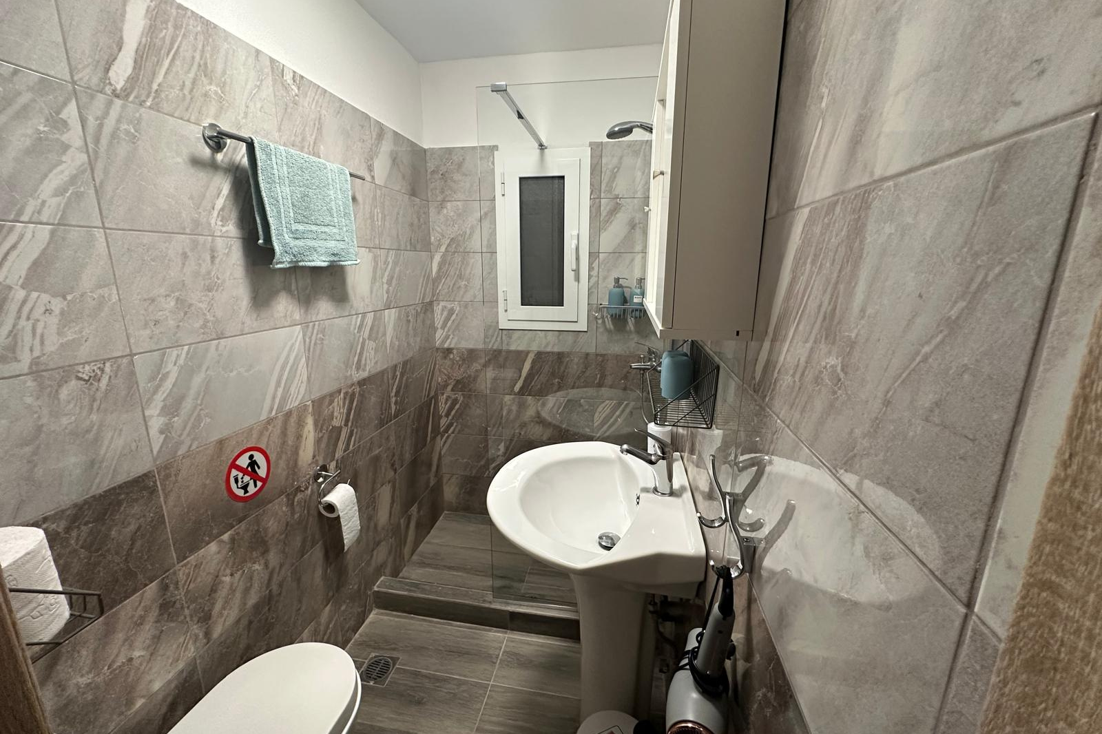 Łazienka w Willi pod Pinią – prysznic i umywalka w jasnym wnętrzu