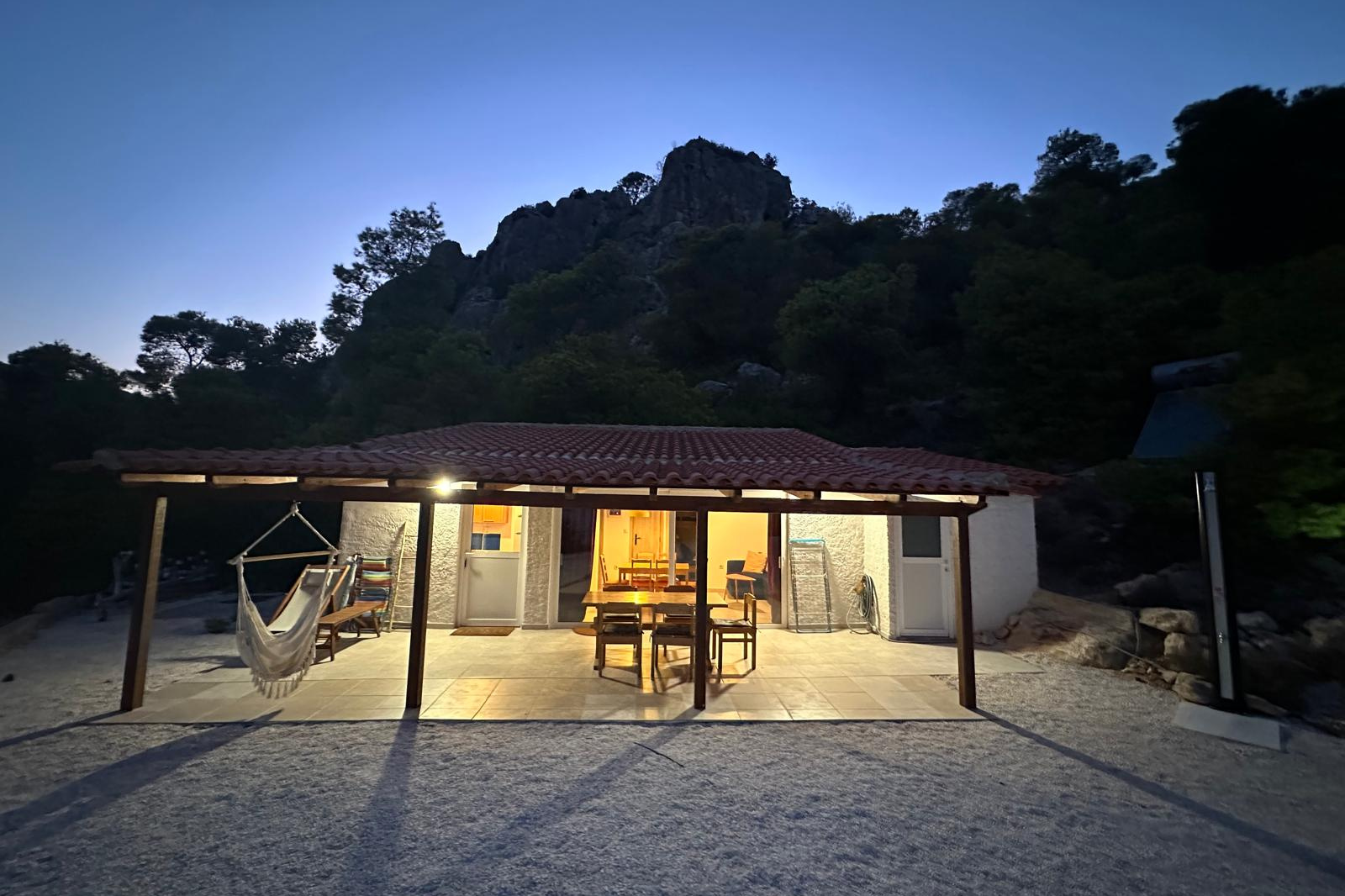 Willa pod Pinią nocą – oświetlony domek w otoczeniu przyrody