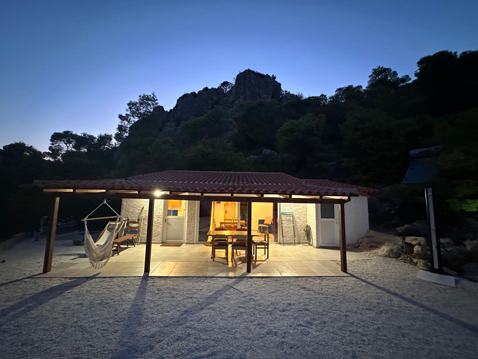 Willa pod Pinią nocą – domek letniskowy Strava Park w Grecji