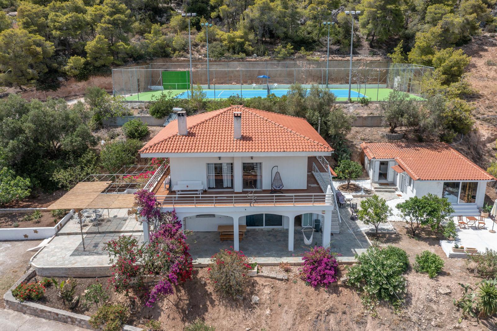 Willa pod Figą – widok z zewnątrz w otoczeniu gór, Peloponez