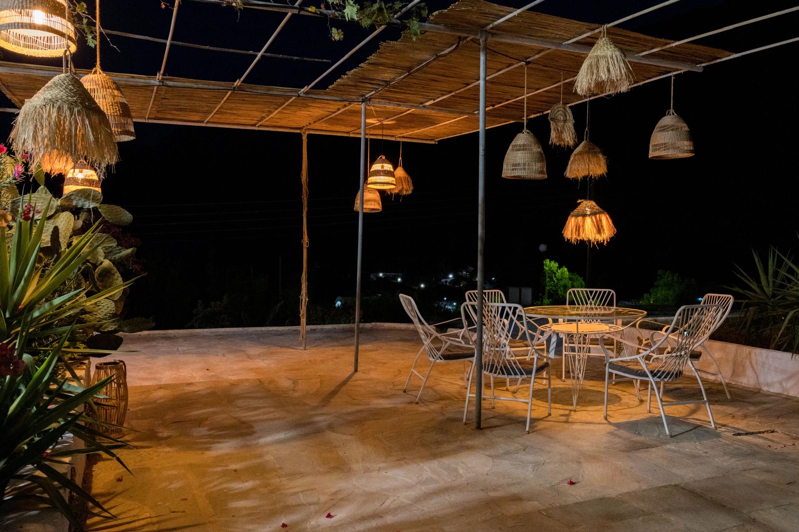 Wieczorna jadalnia w Willi pod Figą – oświetlony taras z dekoracjami