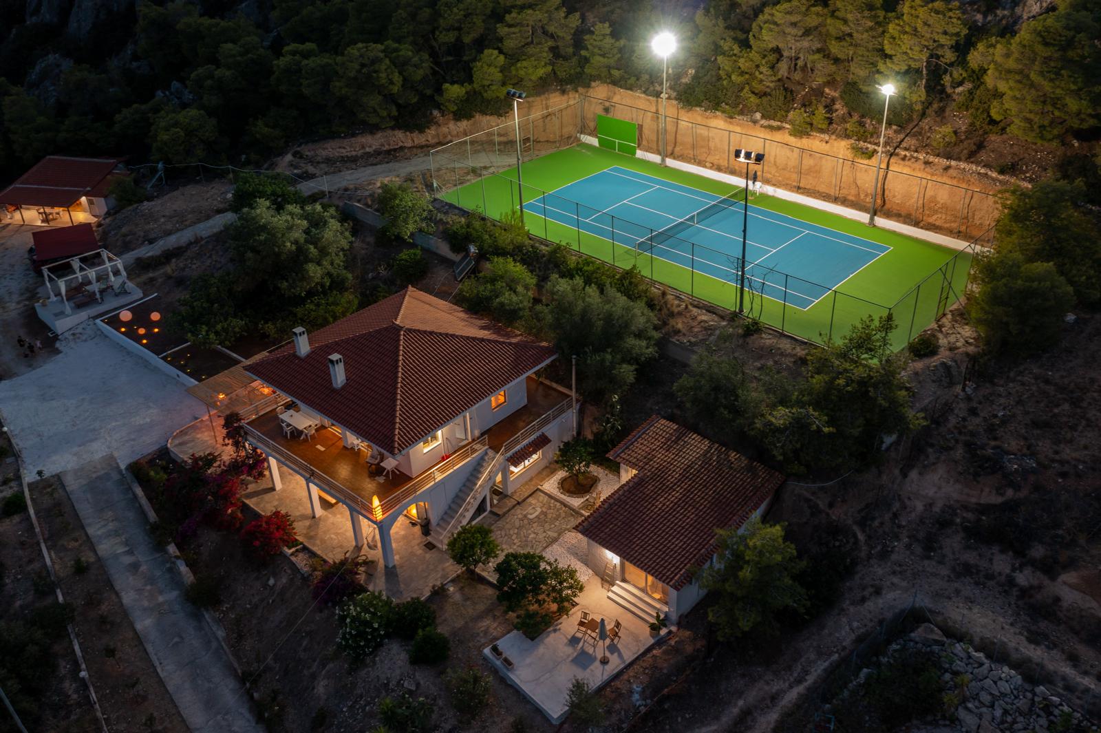 Widok z lotu ptaka – Willa pod Figą i kort tenisowy Strava Park